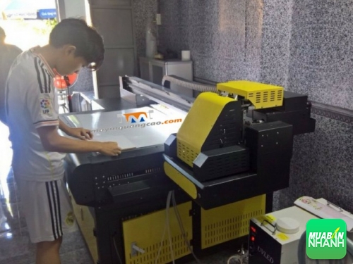 Khách hàng học sử dụng máy in UV khổ nhỏ - dòng máy hiện được phân phối bởi Công ty TNHH MayInQuangCao.com
