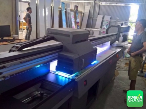 Quá trình máy in UV phẳng khổ lớn chạy đơn hàng in gạch 3D